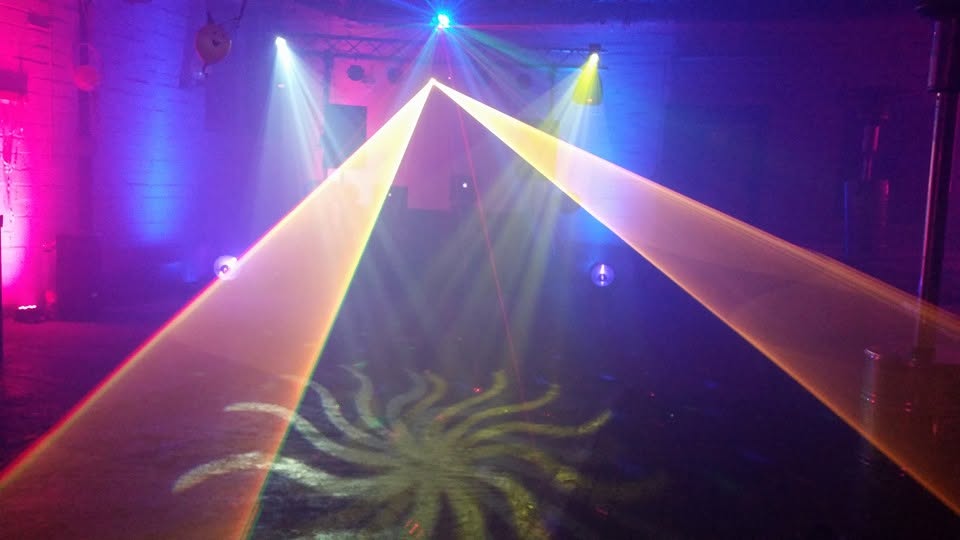 Dieses Bild hat ein leeres Alt-Attribut. Der Dateiname ist Licht-3-mit-Laser-2.jpg